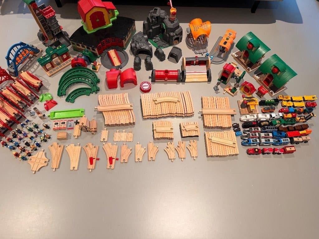 Zeer uitgebreide Brio trein set, Kinderen en Baby's, Speelgoed | Houten speelgoed, Ophalen of Verzenden, Zo goed als nieuw, Rij- of Hobbelspeelgoed
