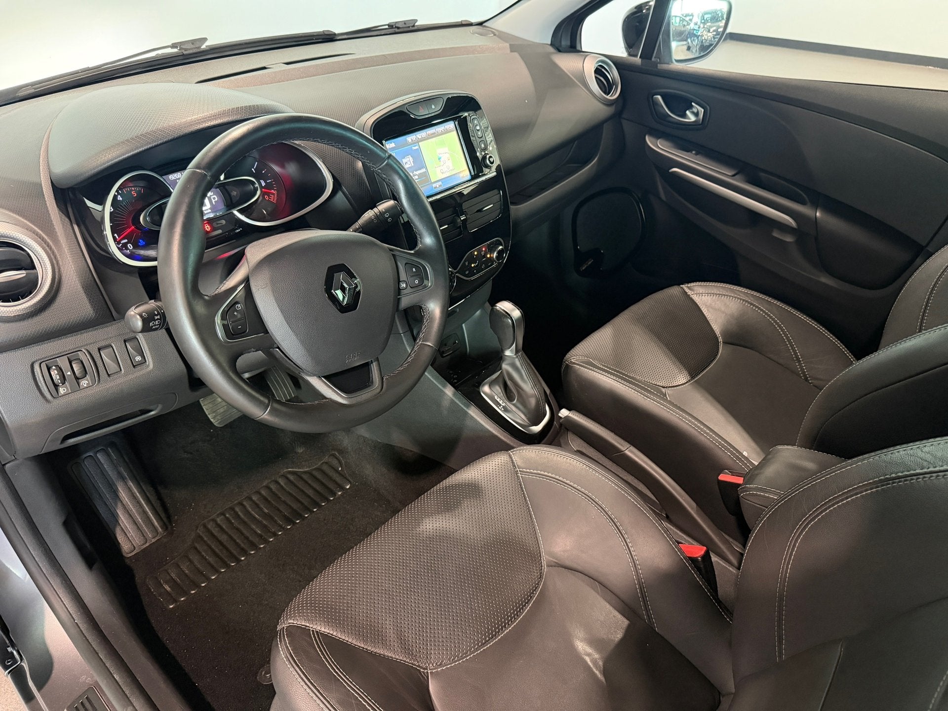 Renault Clio Estate 1.5 dCi Iconic Automaat|Leder|Trekhaak|S, Auto's, Gebruikt, 4 cilinders, 635 kg, Diesel