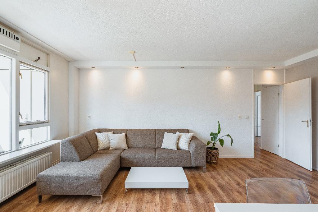 Moderne hoekbank / Loungebank taupe / L-bank– Leenbakker, Huis en Inrichting, Ophalen, 250 tot 300 cm, Gebruikt, Hoekbank