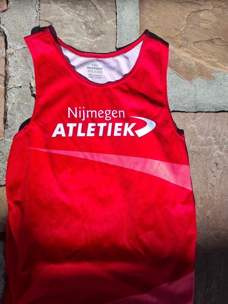Set hardloopkleding met Nijmegen Atletiek singlet mt 164, Overige merken, Ophalen of Verzenden, Zo goed als nieuw, Kleding