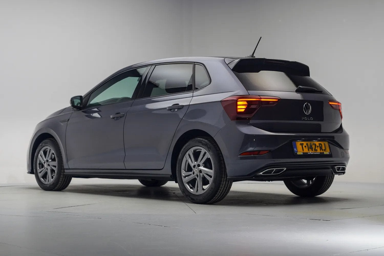 Volkswagen Polo 1.0 TSI R-Line [ Adapt.cruise Parkeerhulp Ap, Gebruikt, 95 pk, 49 €/maand, Origineel Nederlands