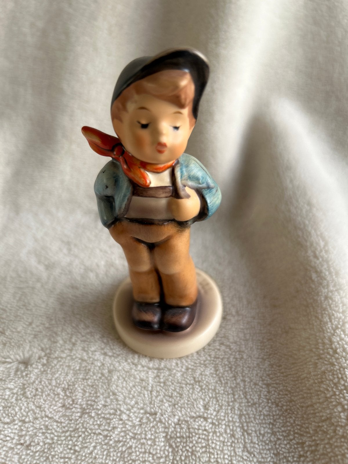 Goebel Hummel Club Beeldje Jongen 1992/93, Ophalen of Verzenden, Zo goed als nieuw