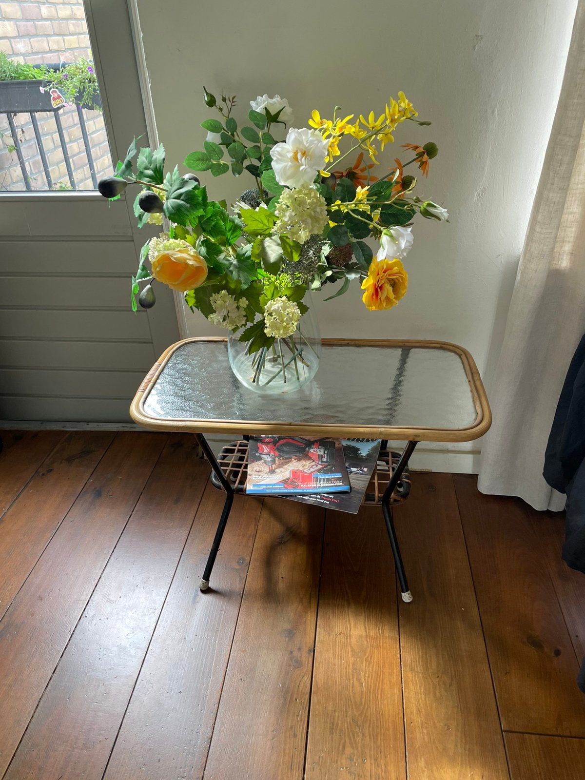 Fintage tafeltje van bamboe met glas, Minder dan 55 cm, Gebruikt, Glas, Ovaal