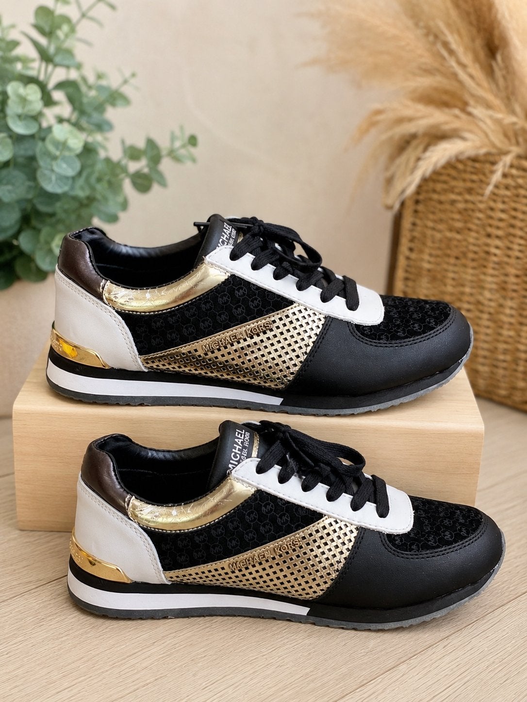 Michael Kors sneakers zwart/wit/goud maat 35, Ophalen of Verzenden, Gedragen, Zwart, Sneakers of Gympen