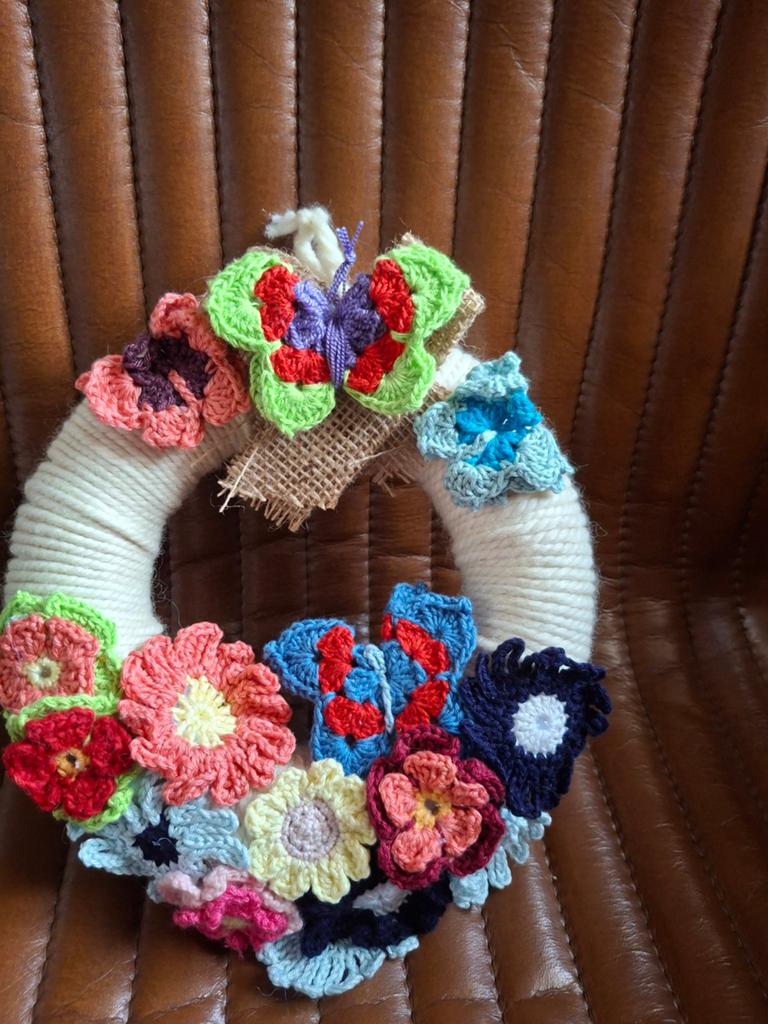 Gehaakte voorjaarskrans met bloemen en schapenwol - 22 cm, Ophalen of Verzenden, Nieuw