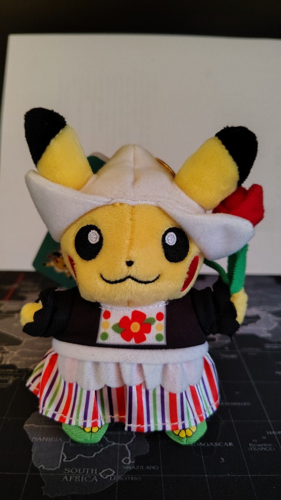 Pokemon Center Netherlands Mascot Plush Keychain *NEW*, Geel, Overige typen, Ophalen of Verzenden, Klein (minder dan 20 cm)
