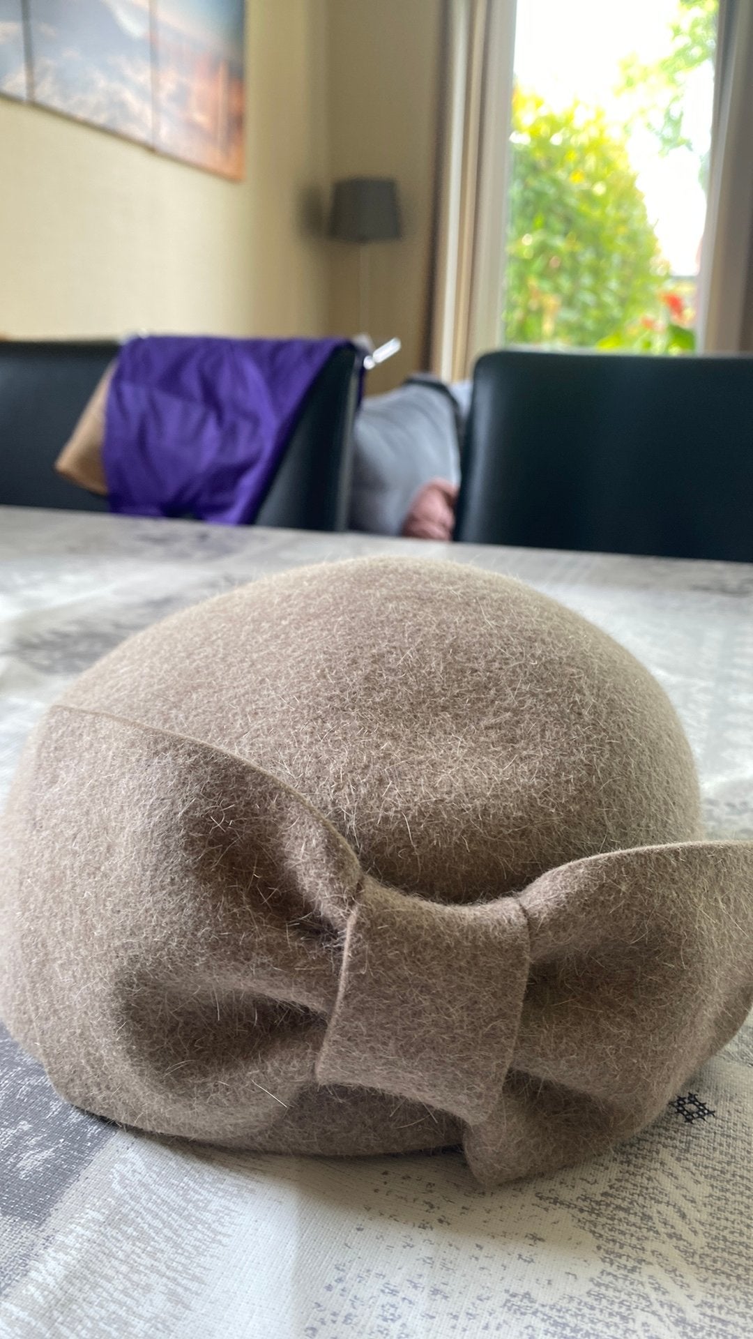 Dopje beige met strik , diameter 21 cm, Kleding | Dames, Hoeden en Petten, Ophalen of Verzenden, Gedragen, One size fits all, Hoed
