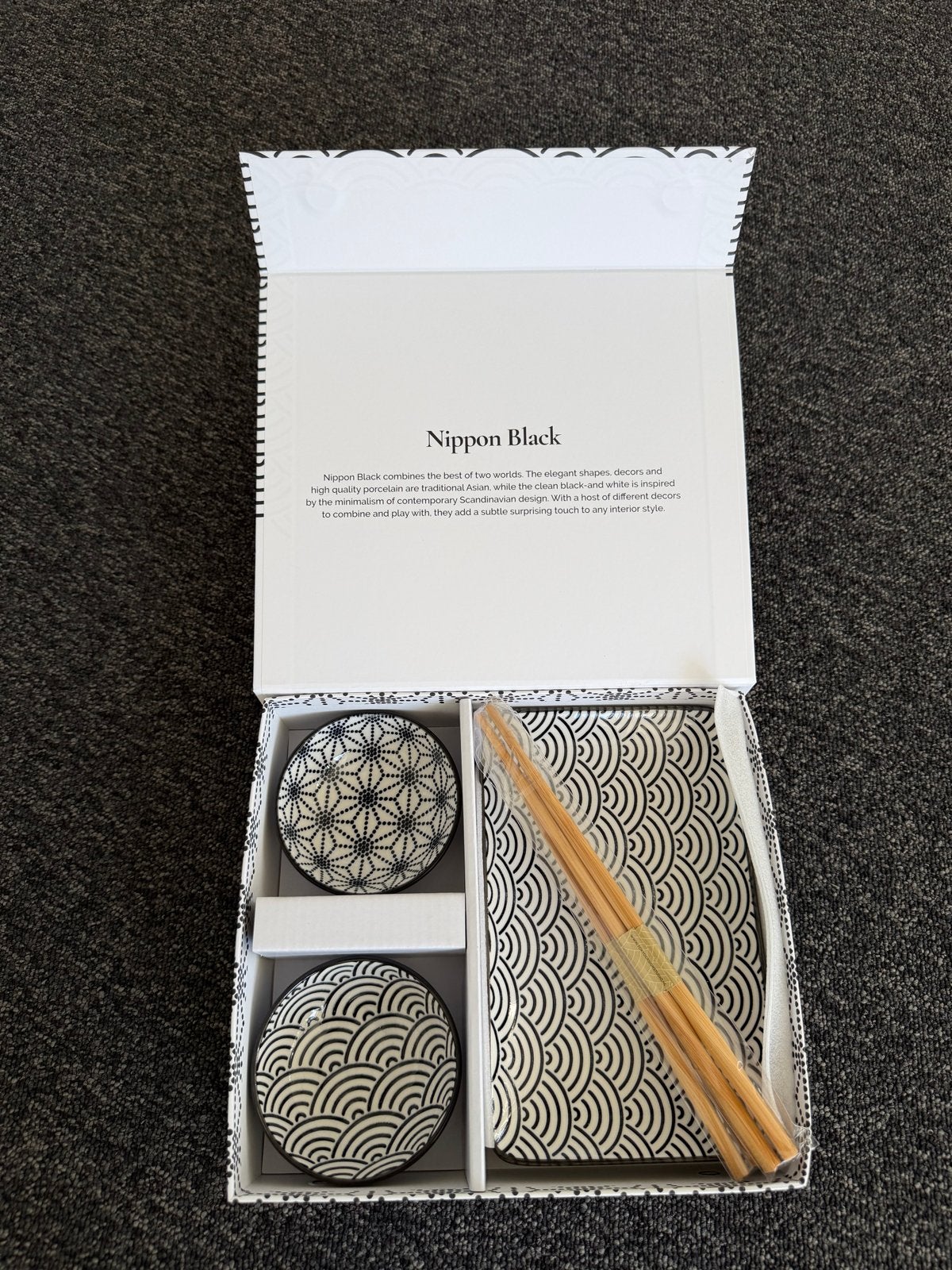 Tokyo Design Studio Nippon Black sushi set porselein, Nieuw, Ophalen of Verzenden, Overige stijlen, Porselein