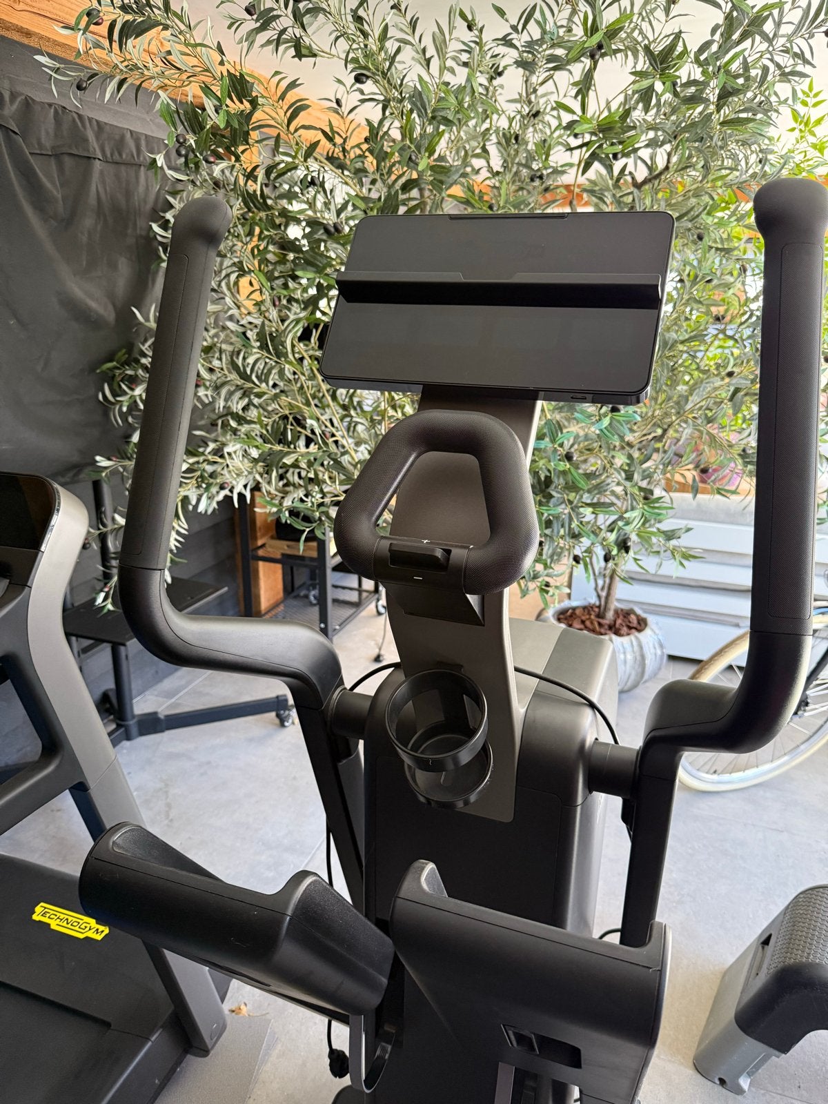 Technogym Elliptical Crosstrainer - Model DC5A3B0, Sport en Fitness, Fitnessapparatuur, Ophalen, Armen, Zo goed als nieuw, Crosstrainer