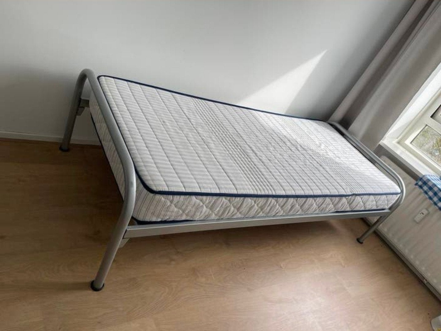 Dit is 2 maal eenpersoonsbed met een metalen frame., Ophalen of Verzenden, Eenpersoons, 90 cm