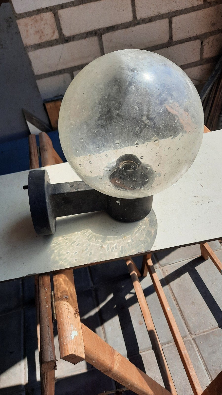Te koop leuke  vintage buitenlamp met ronde bol van 20 cm, Tuin en Terras, Buitenverlichting, Ophalen of Verzenden, Netvoeding