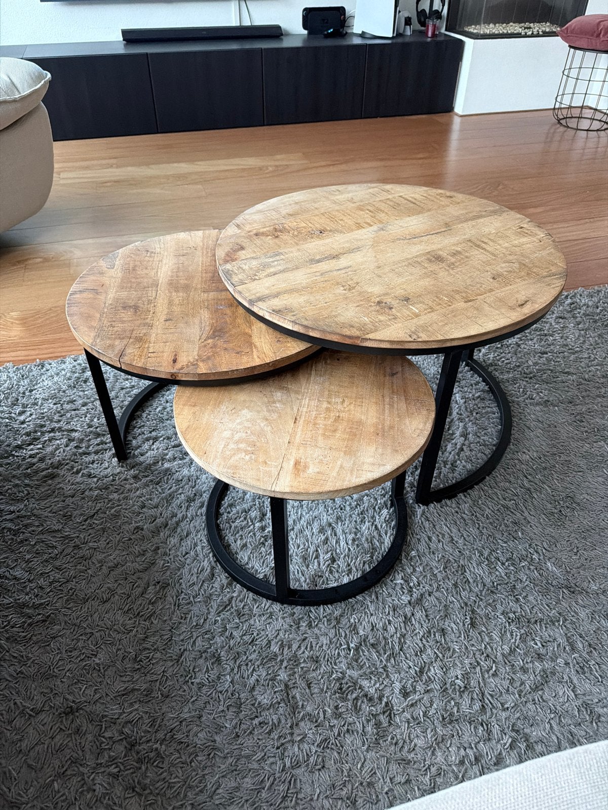 Set van 3 mango houten tafels met zwarte metalen poten, Ophalen, Minder dan 45 cm, Rond, 55 tot 75 cm