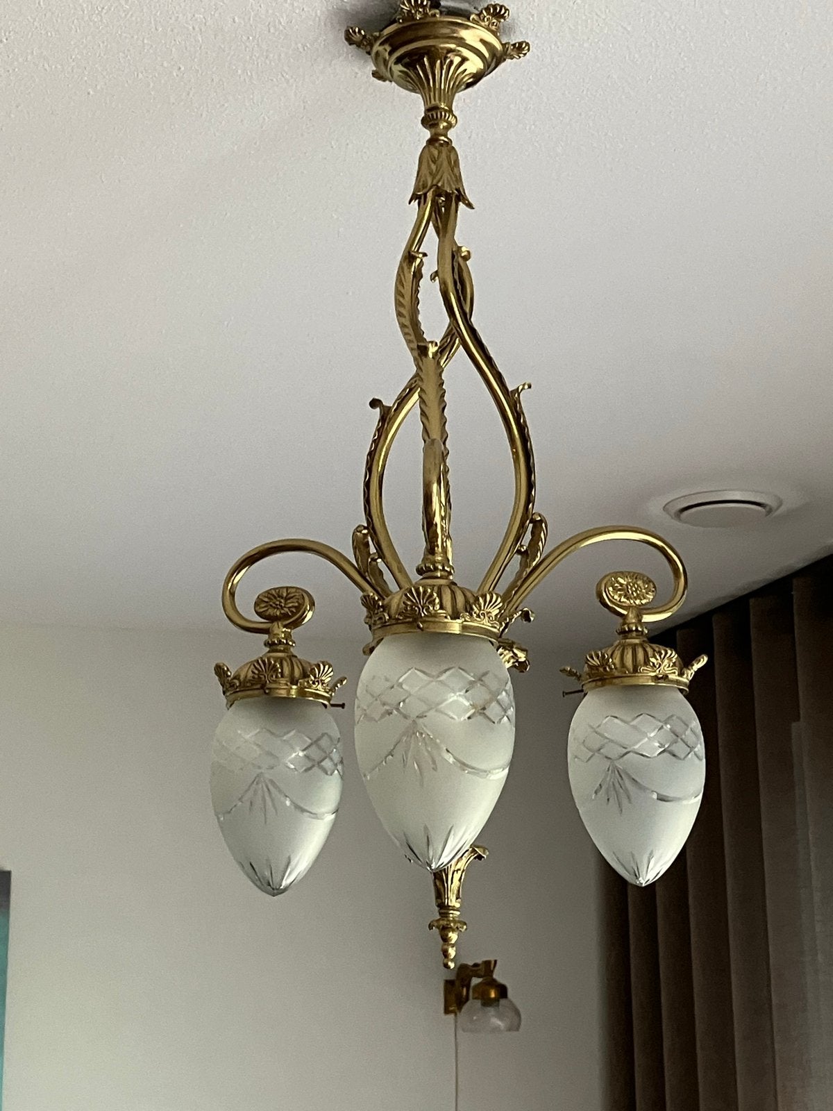 Klassieke bronzen kroonluchter met 3 glazen kappen, Ophalen