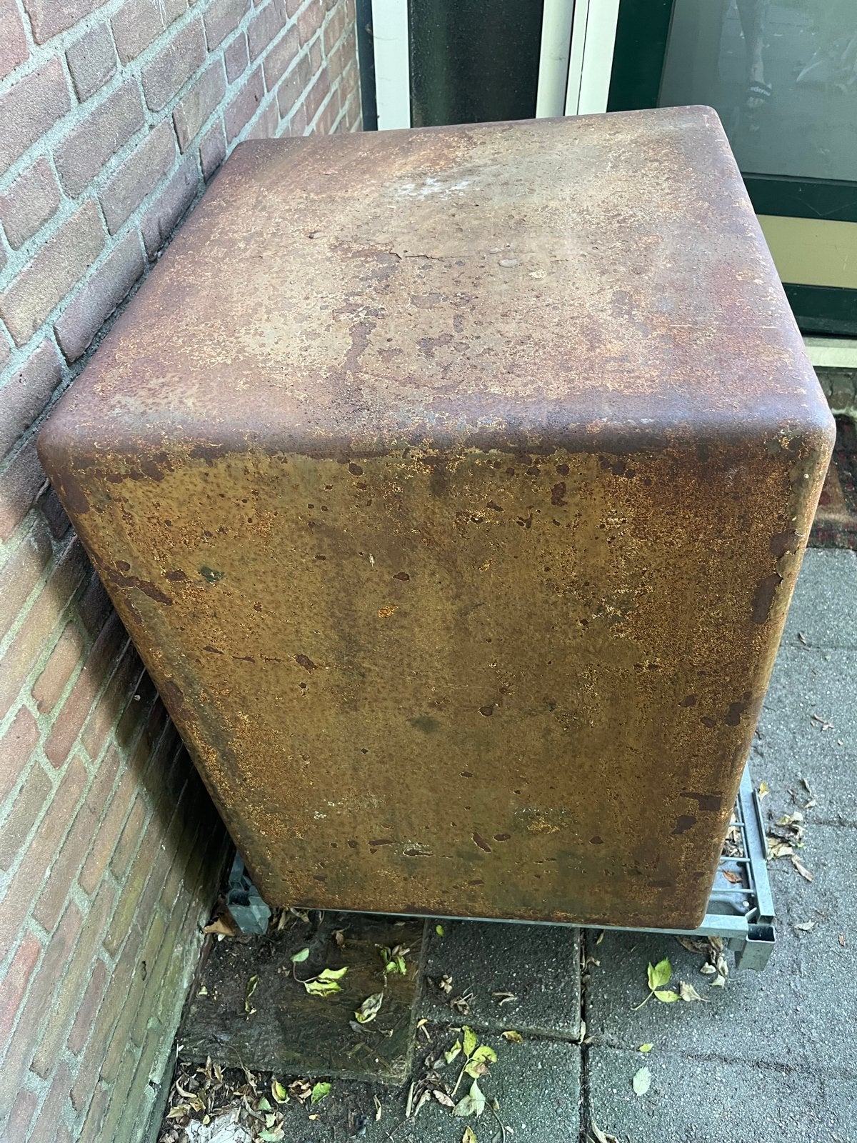 Zware kluis (300kg) met sleutel - deur zit vast ,oud ijzer, Ophalen of Verzenden, Gebruikt, Brandkast
