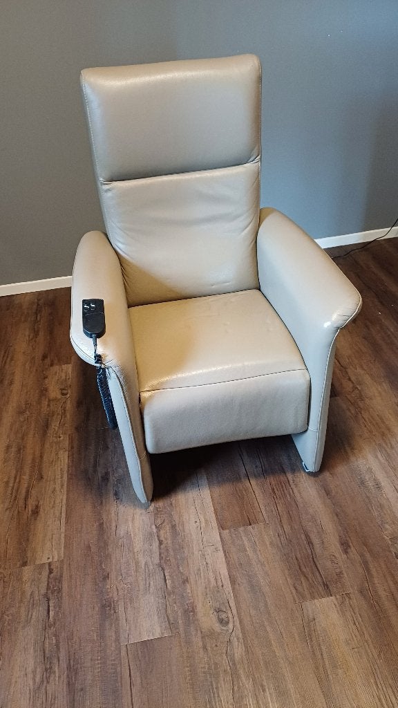 Elektrische fauteuil, Huis en Inrichting, Fauteuils, Ophalen, Gebruikt, 50 tot 75 cm, Leer