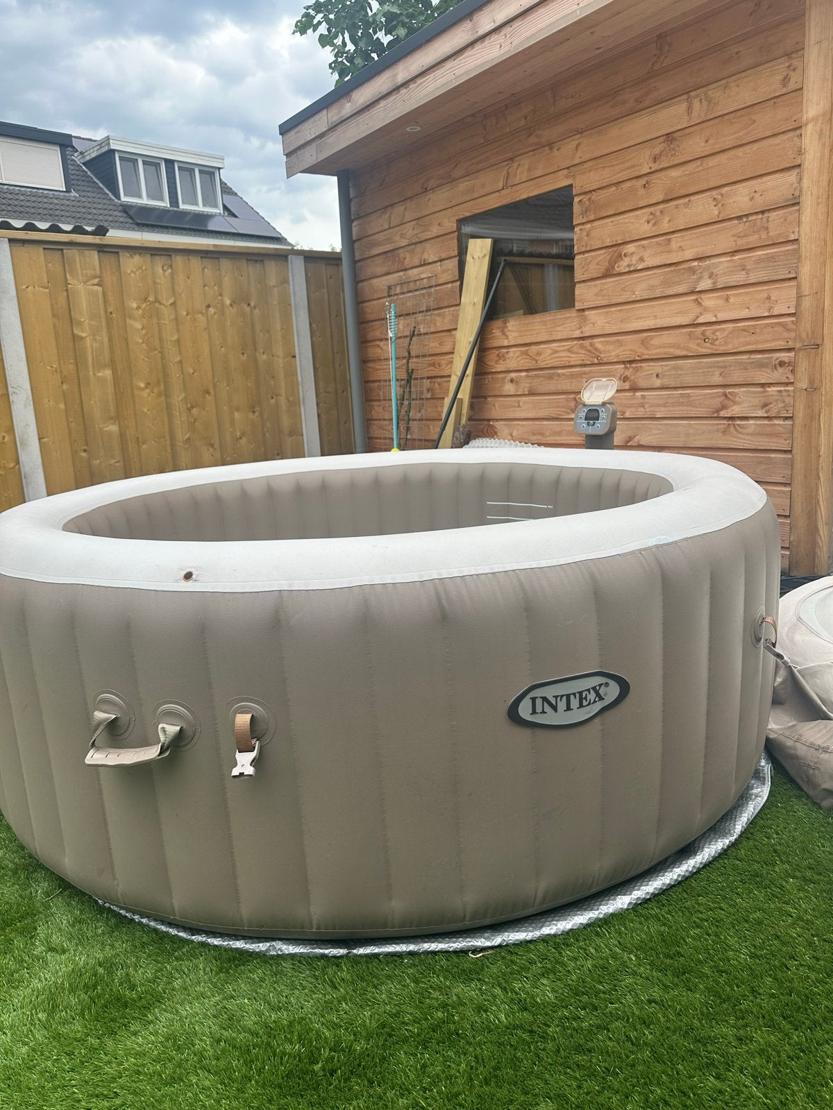 Intex opblaasbare jacuzzi, Tuin en Terras, Bubbelbaden en Hottubs, Zo goed als nieuw, Opblaasbaar, Afdekzeil, Grondzeil, Ophalen