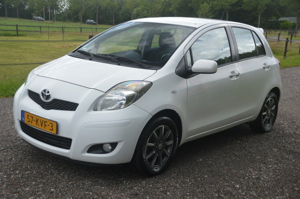 Toyota Yaris 1.3 VVTi Aspiration 5 deurs Clima (bj 2010), 1025 kg, Wit, Bedrijf, Handgeschakeld