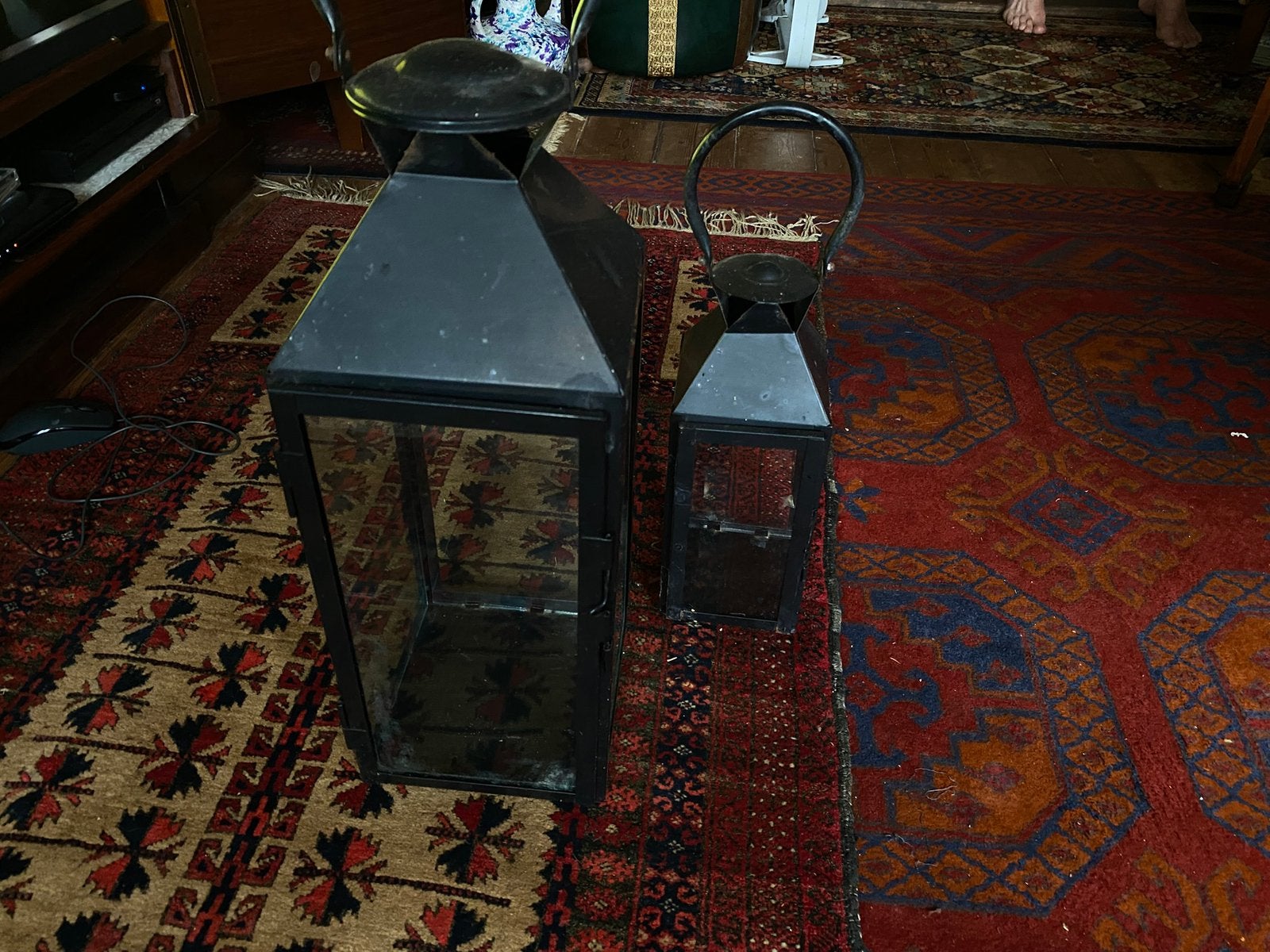 2 orig. zwarte plaatijzeren lantaarns met glas/ windlicht, Ophalen of Verzenden, Zo goed als nieuw