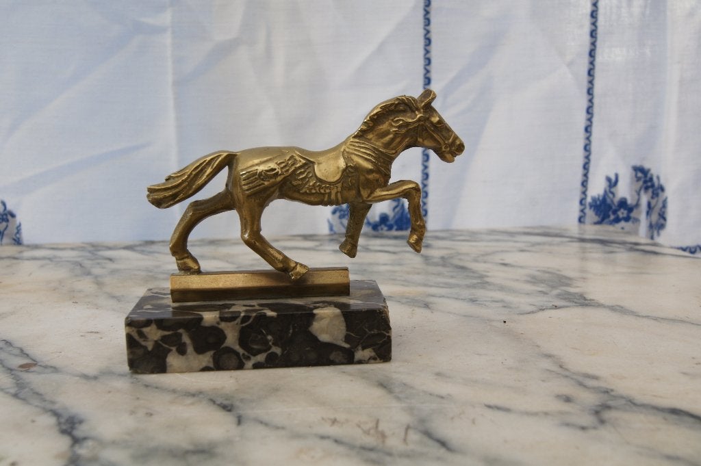 Paard  staad op een sokkel, Ophalen of Verzenden, Beeld