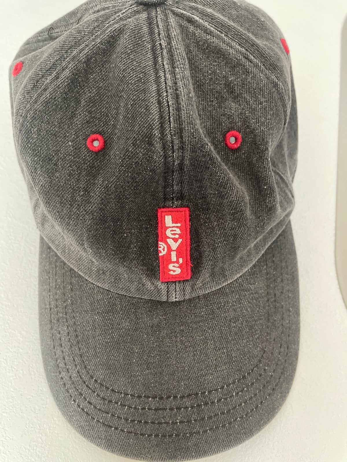 Levi's Jeans Pet - Zwart met Rood Logo - One Size, Ophalen of Verzenden, Zo goed als nieuw, One size fits all, Pet