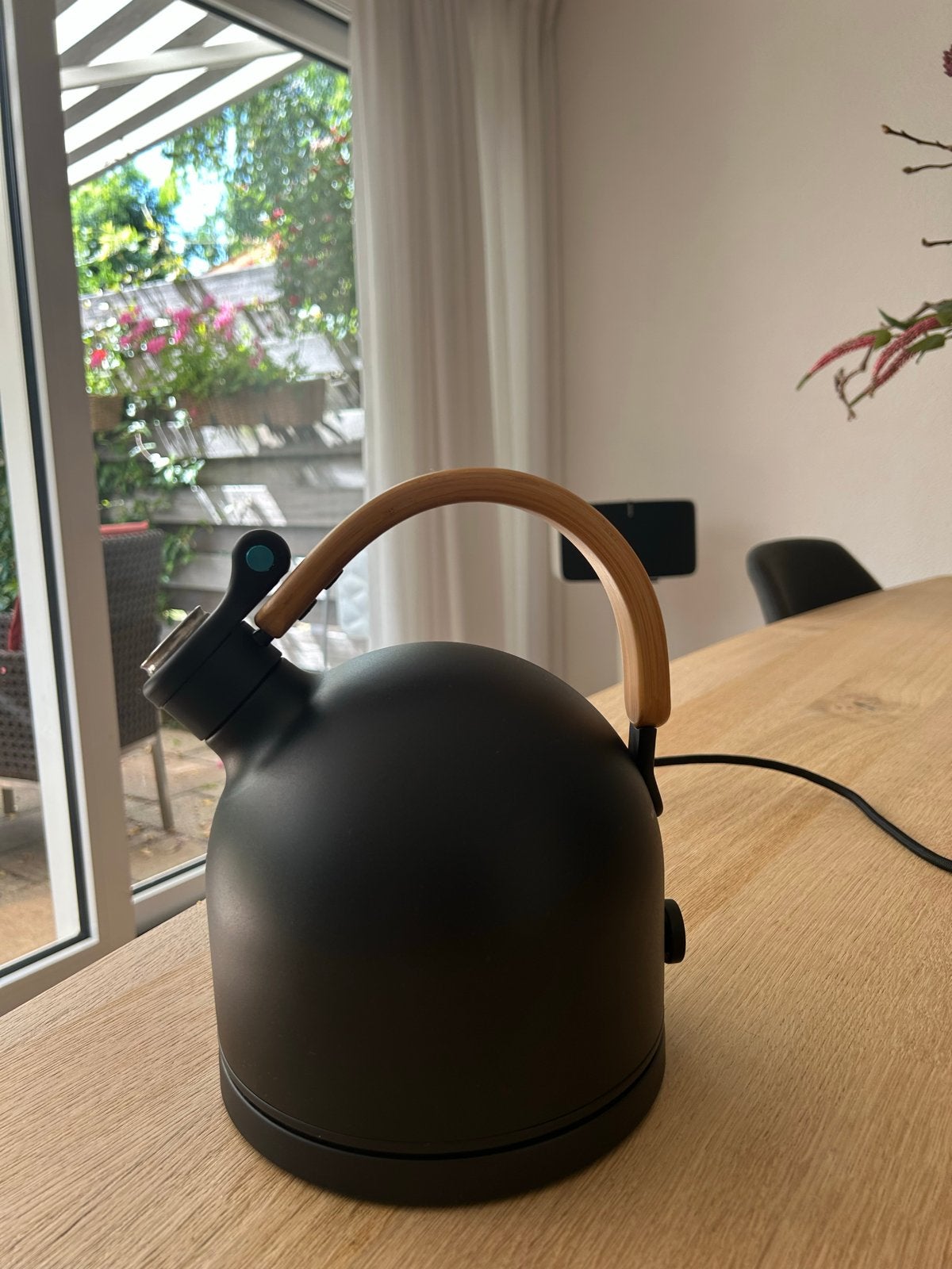 Stijlvolle Zwarte Waterkoker met Houten Handvat, Witgoed en Apparatuur, Waterkokers, 1 tot 2 liter, Ophalen, Zo goed als nieuw