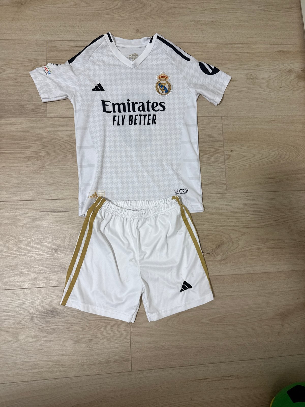 Real Madrid Mbappe Thuisshirt en Broekje, Sport en Fitness, Maat M, Ophalen of Verzenden, Gebruikt, Set
