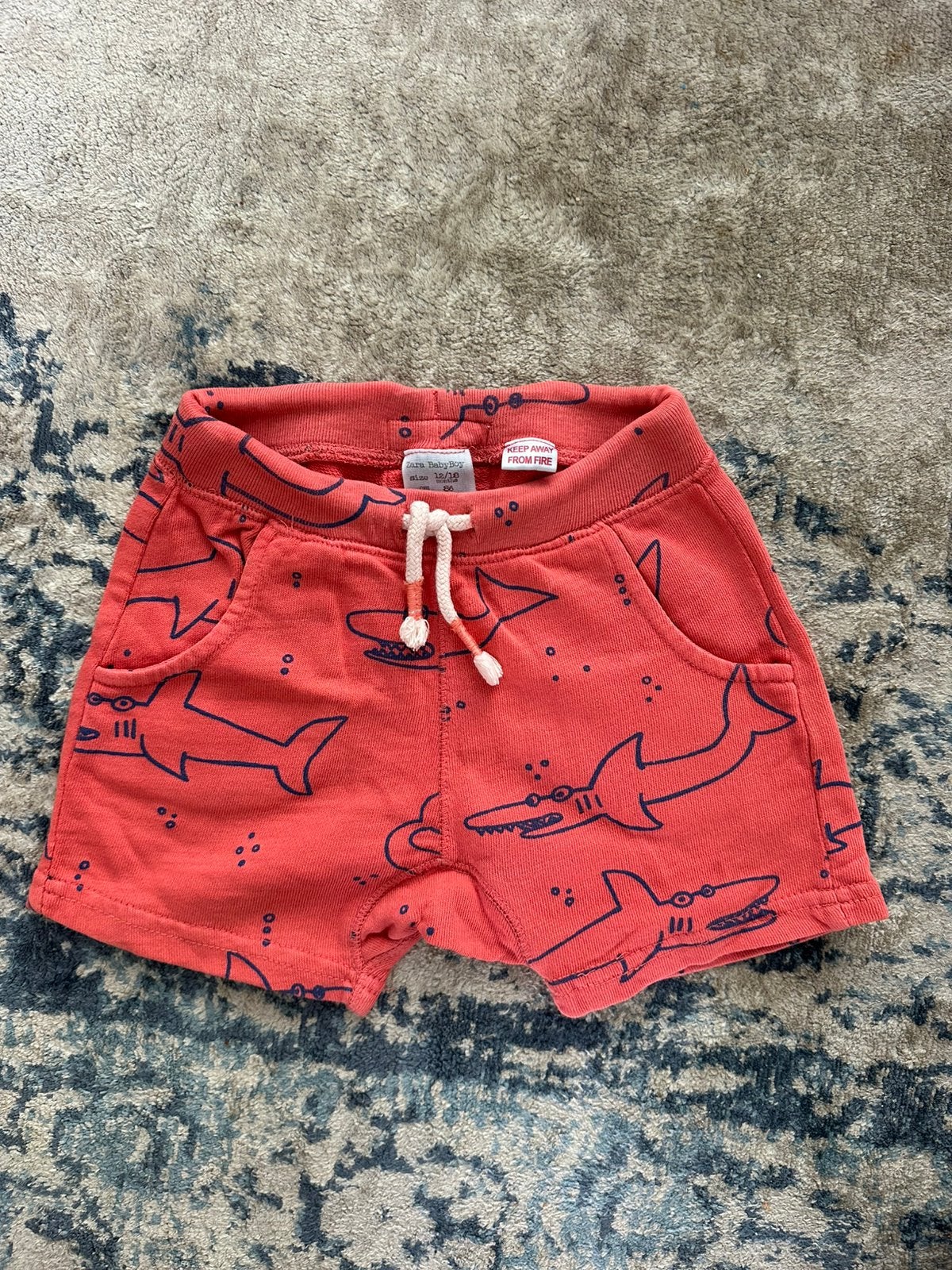 Prachtige koraal rode korte broek / short Zara maat 86, Ophalen of Verzenden, Zo goed als nieuw, Jongetje, Broekje