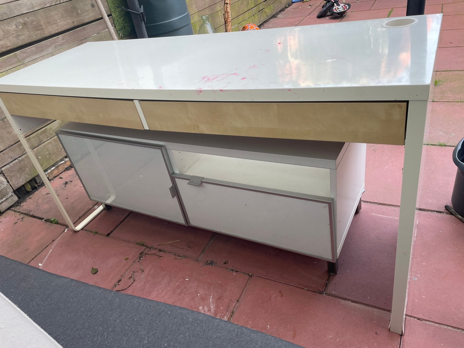 Gratis, ikea bureau en twee tv kastjes, Ophalen, Gebruikt, IKEA