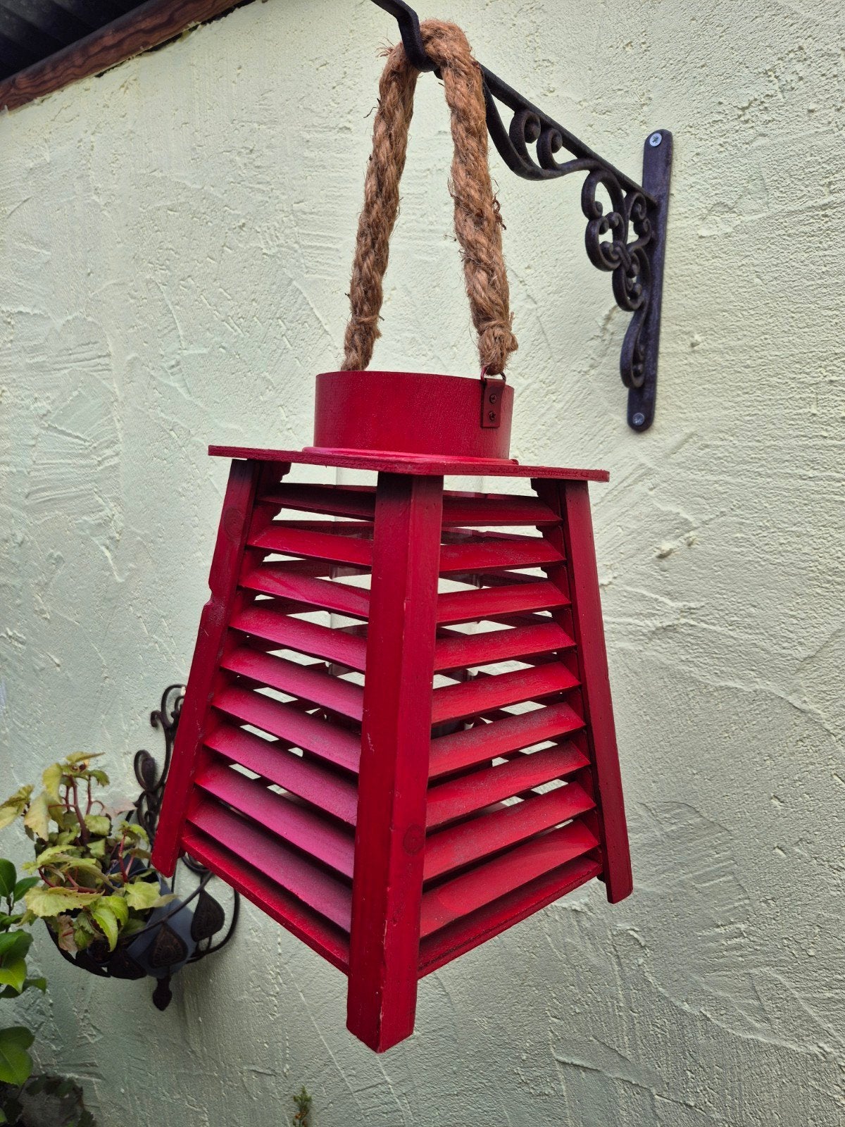 Leuke stoere brocante laantaarn windlicht vaas, rood hout., Ophalen of Verzenden