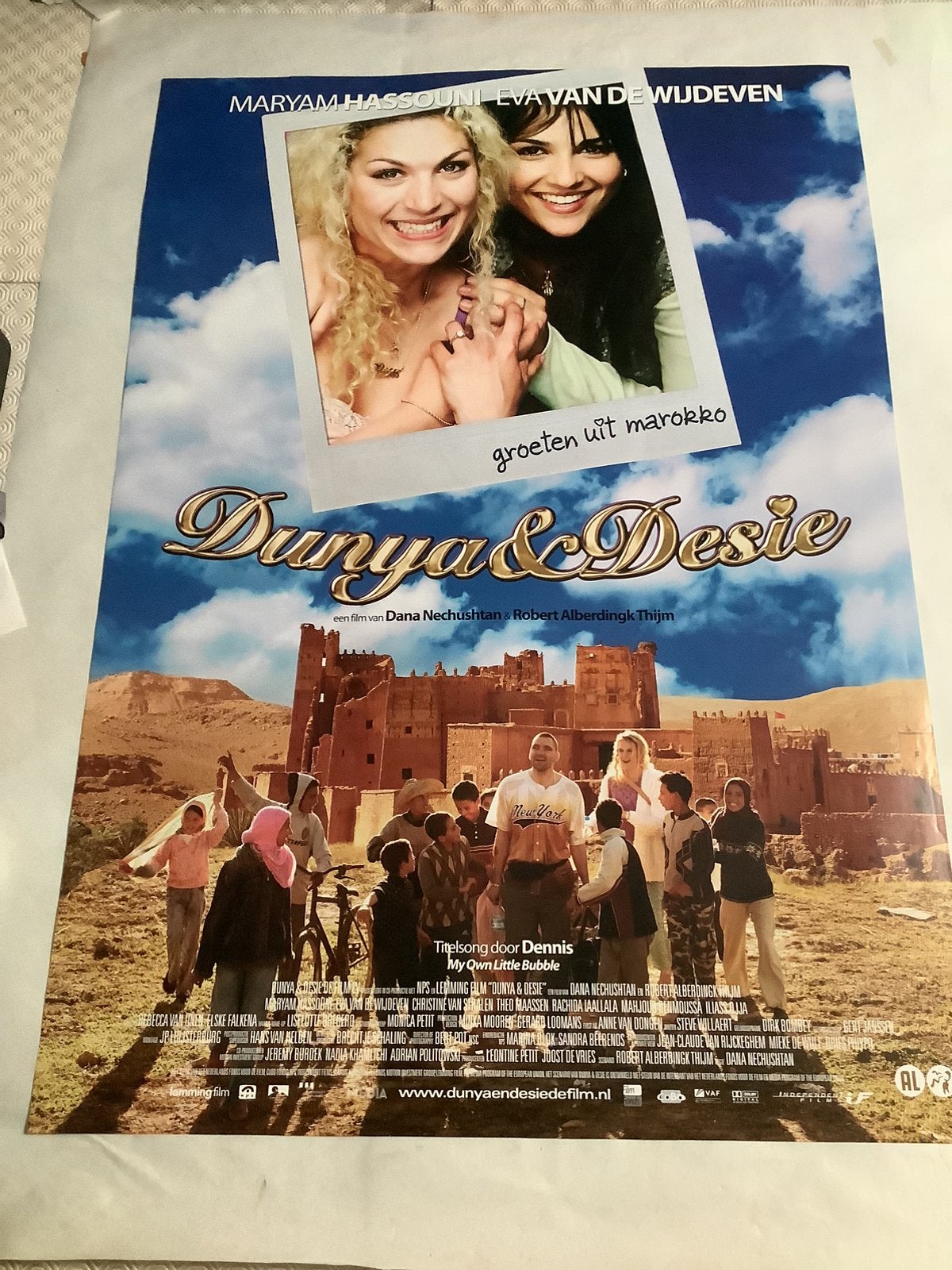 DUNYA & DESIE   Filmposter   70-100 cm, Ophalen of Verzenden, Zo goed als nieuw, A1 t/m A3, Film en Tv
