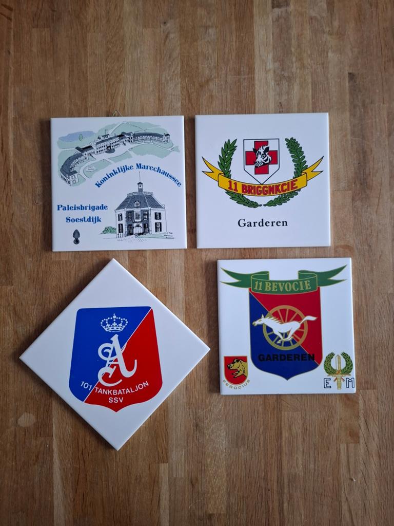 4 Keramische tegels Koninklijke Landmacht/Marechaussee, Ophalen of Verzenden, Landmacht, Nederland, Embleem of Badge