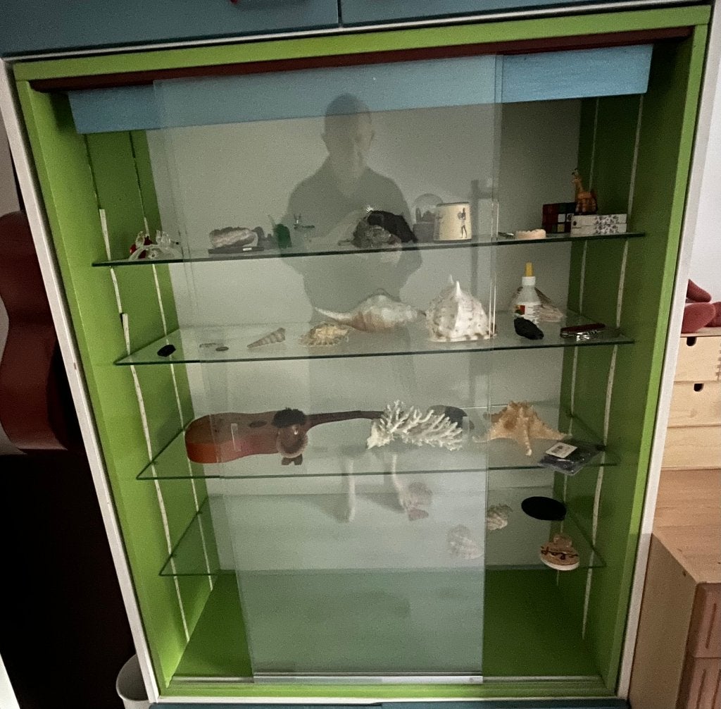 Groene vitrinekast glazen schuifdeuren en planken. Jaren 60., Ophalen, Modern, Retro. Voormalige schoolkast uit het biologielokaal