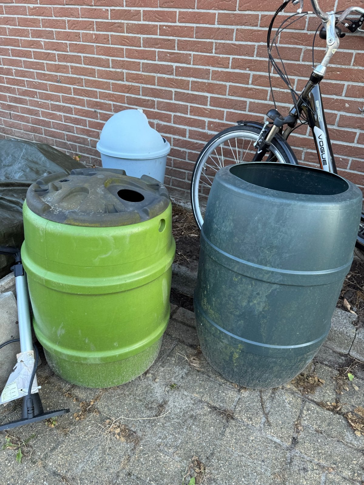 Twee gratis regentonnen af te halen in Ten Boer, 150 liter of meer, Ophalen of Verzenden, Gebruikt, Kunststof
