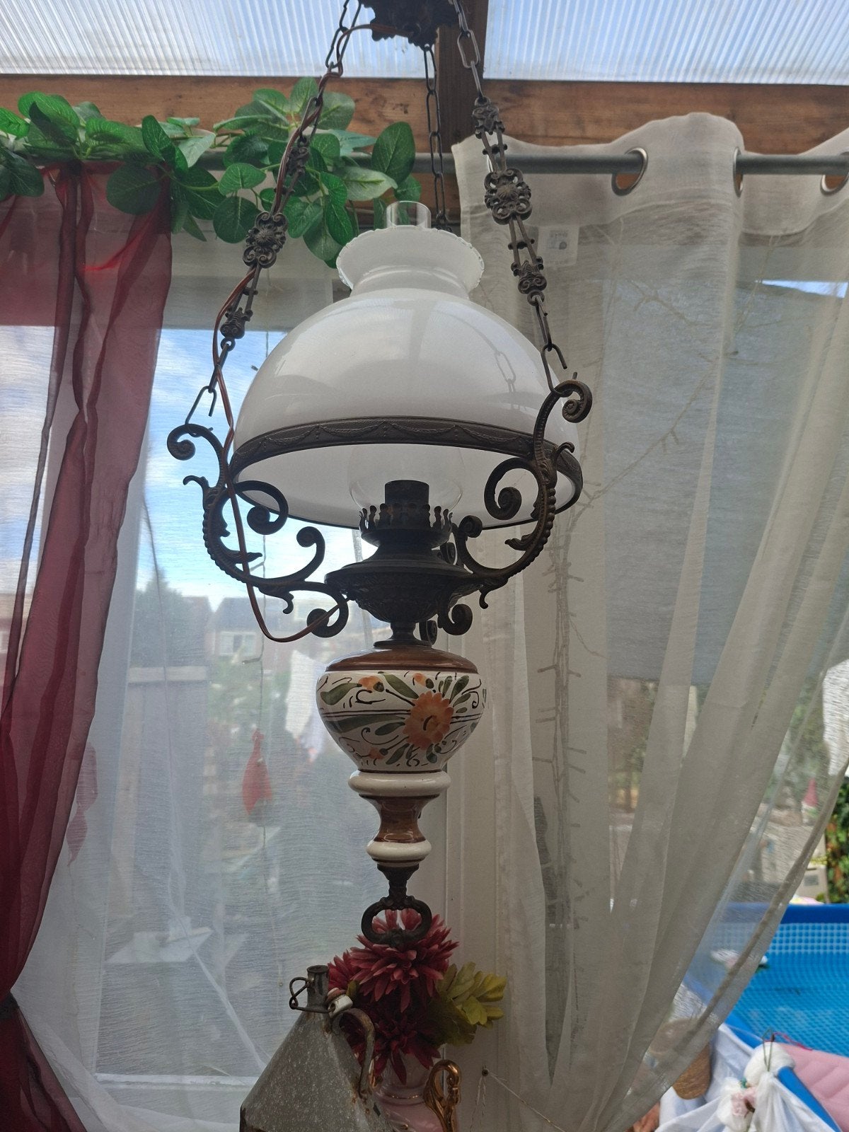 Antieke hanglamp met melkglas en bloemmotief, Ophalen