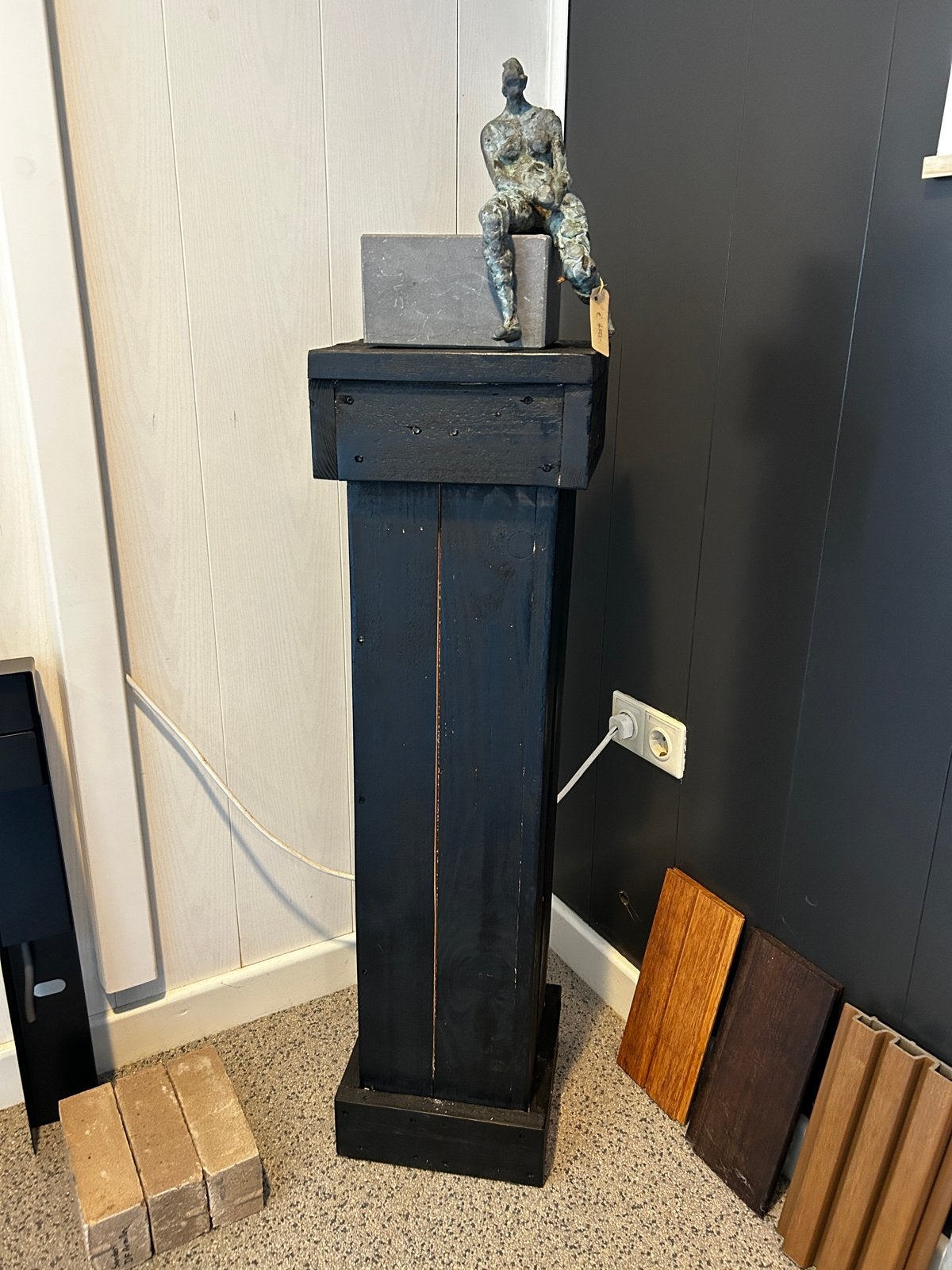 Bronzen sculptuur zittende vrouw op sokkel, Antiek en Kunst, Ophalen, 20 - 50 cm, Beeld, Meerkleurig