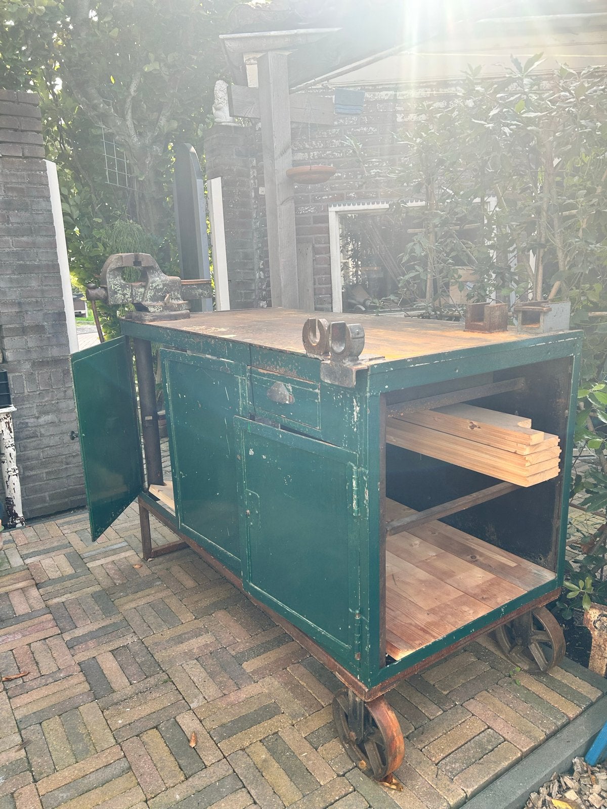 Metalen werkbank met bankschroef - 140x70x98cm, Ophalen, Gebruikt, 120 tot 170 cm, Bankschroef