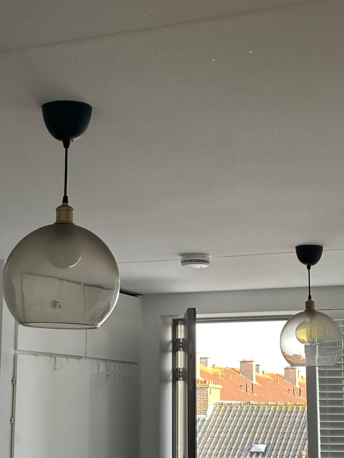 2x IKEA JAKOBSBYN / JÄLLBY hanglamp rookglas messing, Ophalen, Zo goed als nieuw, Glas
