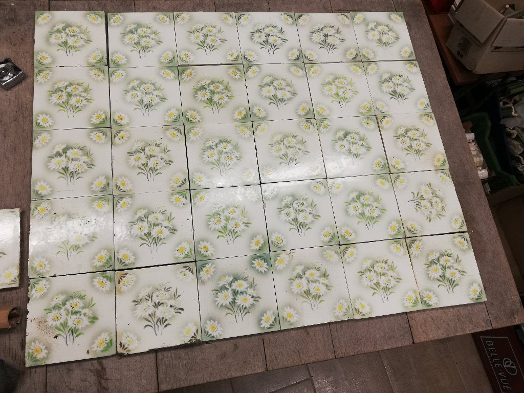30 antieke wandtegels met fijne margrietjes, Ophalen