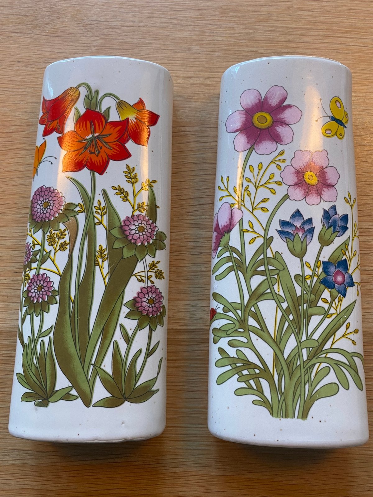 2 vrolijke vintage keramische radiatorbakjes Wild Flower, Ophalen of Verzenden, Gebruikt, Overige kleuren, Overige materialen