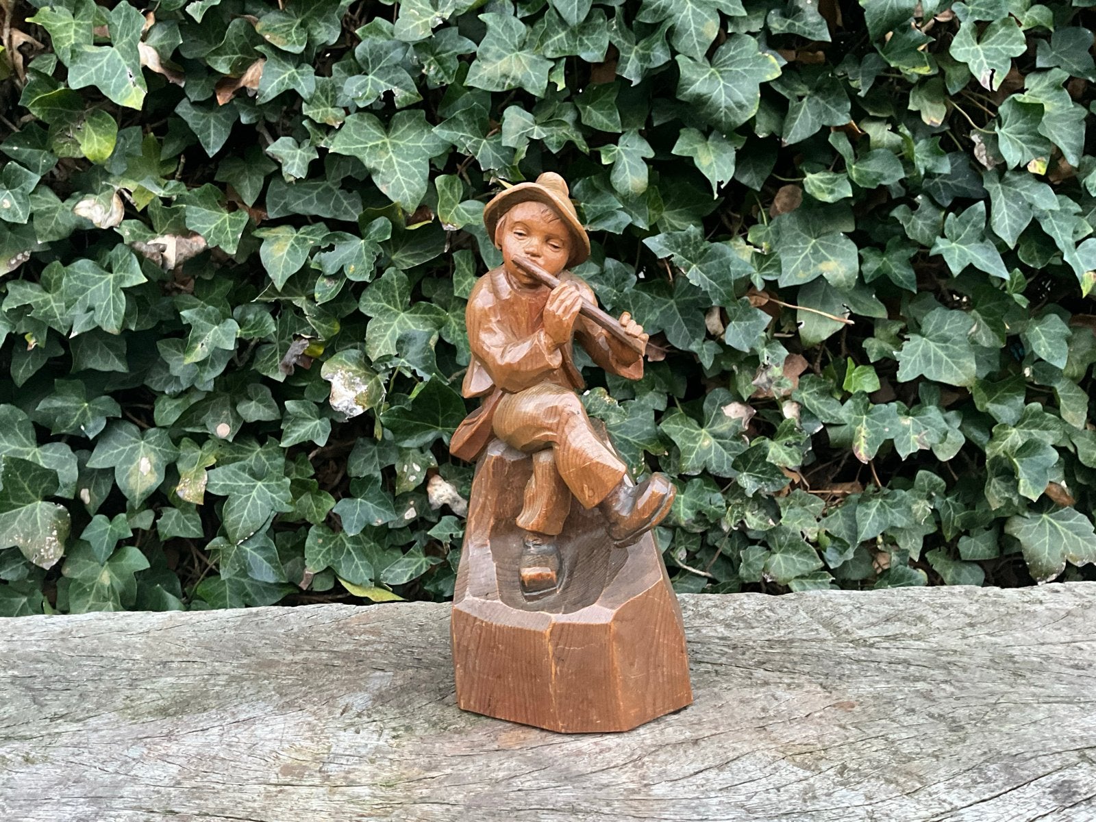 Houten beeldje van fluitspelende jongen - Zeer fijn afgewerk, Minder dan 20 cm, Ophalen of Verzenden, Handgemaakt, Beeld