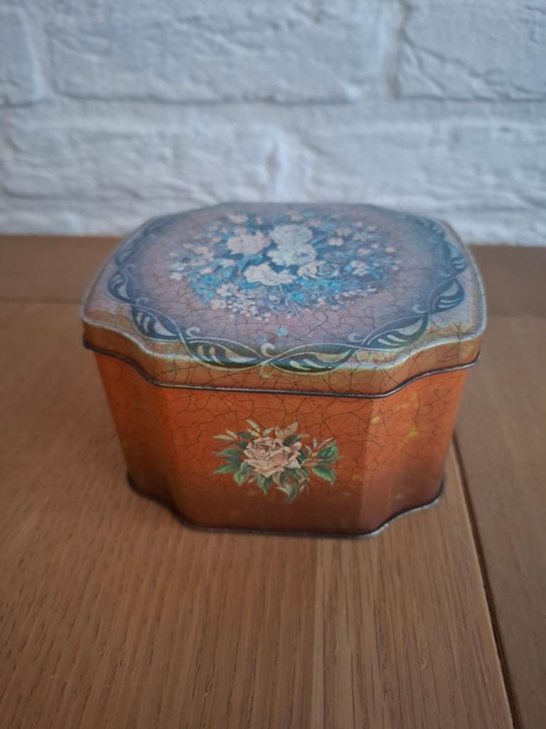 Vintage oud bewaarblikje. Rood met bloemen. Craquelé., Verzamelen, Blikken, Gebruikt, Ophalen of Verzenden