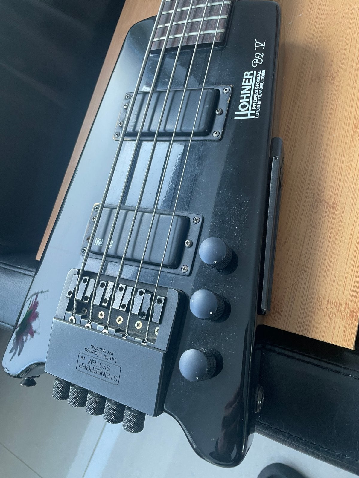 Hohner B2 V Headless 5-snarige Basgitaar - Zwart, Muziek en Instrumenten, Snaarinstrumenten | Gitaren | Bas, Gebruikt, Elektrisch