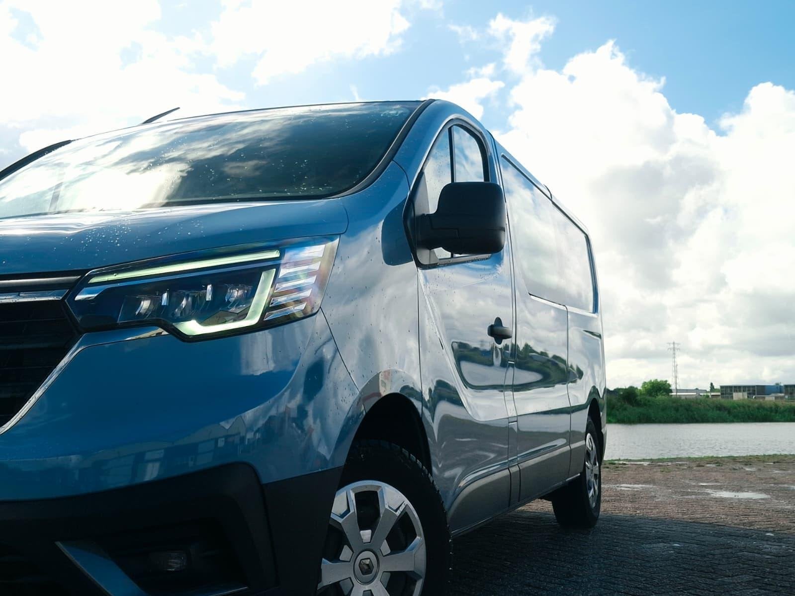Renault Trafic 2.0 dCi L2H1 DC | Led | Unieke Kleur | Stuur, Voorwielaandrijving, Stof, Gebruikt, 4 cilinders