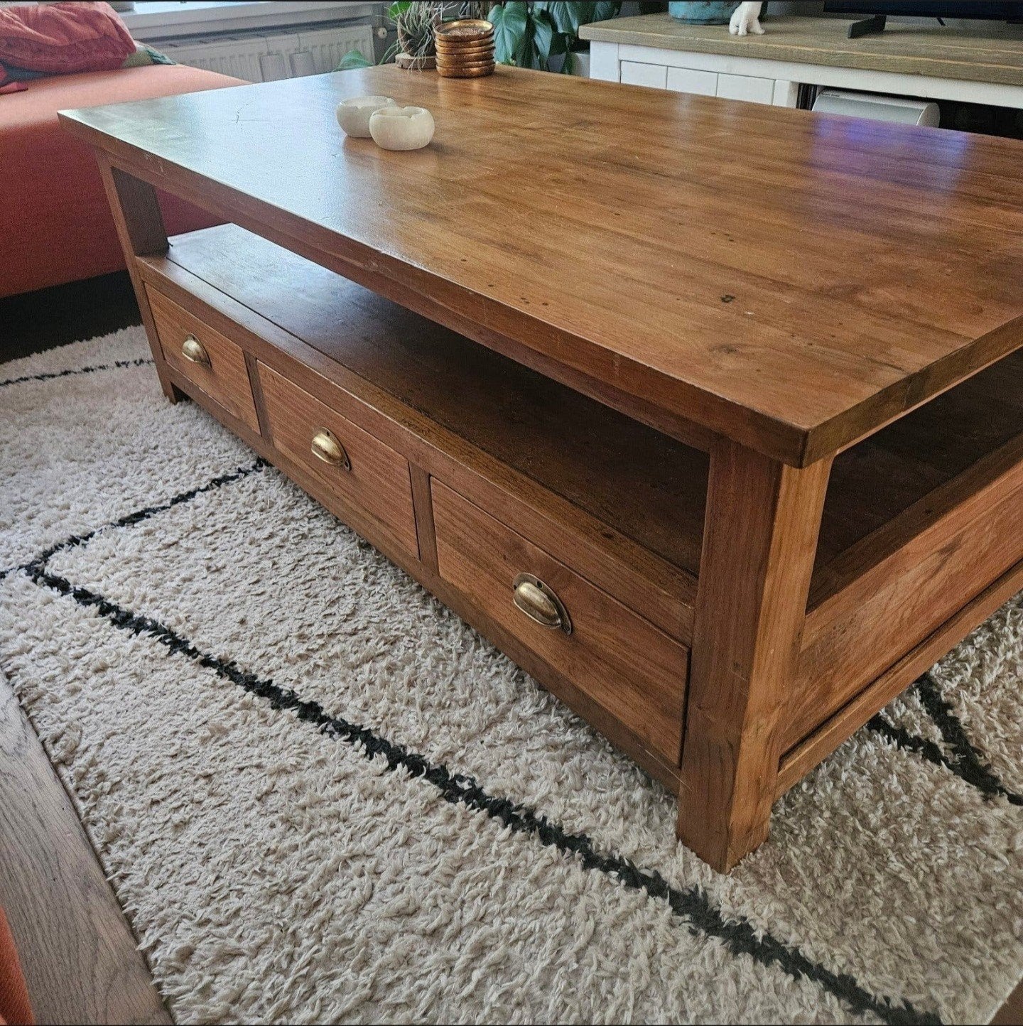 Foto 7 van Massief houten salontafel met lades