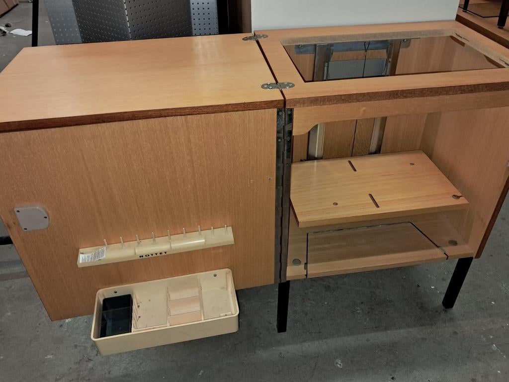 Singer naaimachine+meubel met lift plank in zeer goeie staat, Ophalen, Zo goed als nieuw, Naaimachine, Singer