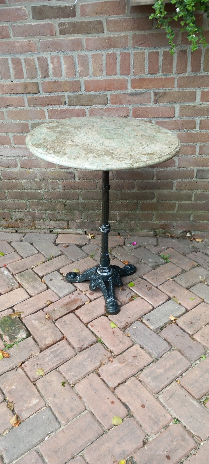 Brocante tafel met gietijzeren poot en marmeren blad, Antiek en Kunst, Ophalen