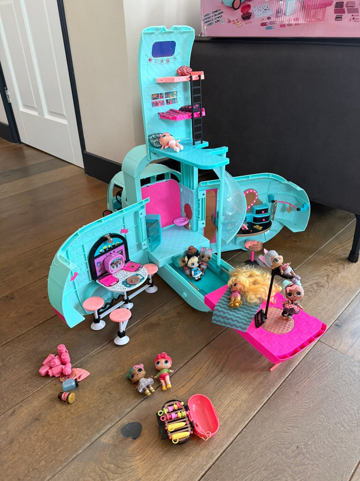 L.O.L Surprise glamper 2 in 1 met poppen en accessoires., Kinderen en Baby's, Speelgoed | Poppenhuizen, Ophalen of Verzenden, Gebruikt