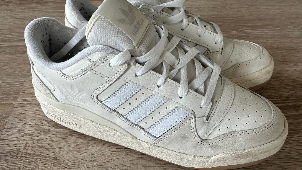 Adidas Rivalry Low – Vintage Off-White & Gum Sole-42, Ophalen of Verzenden, Gedragen, Wit