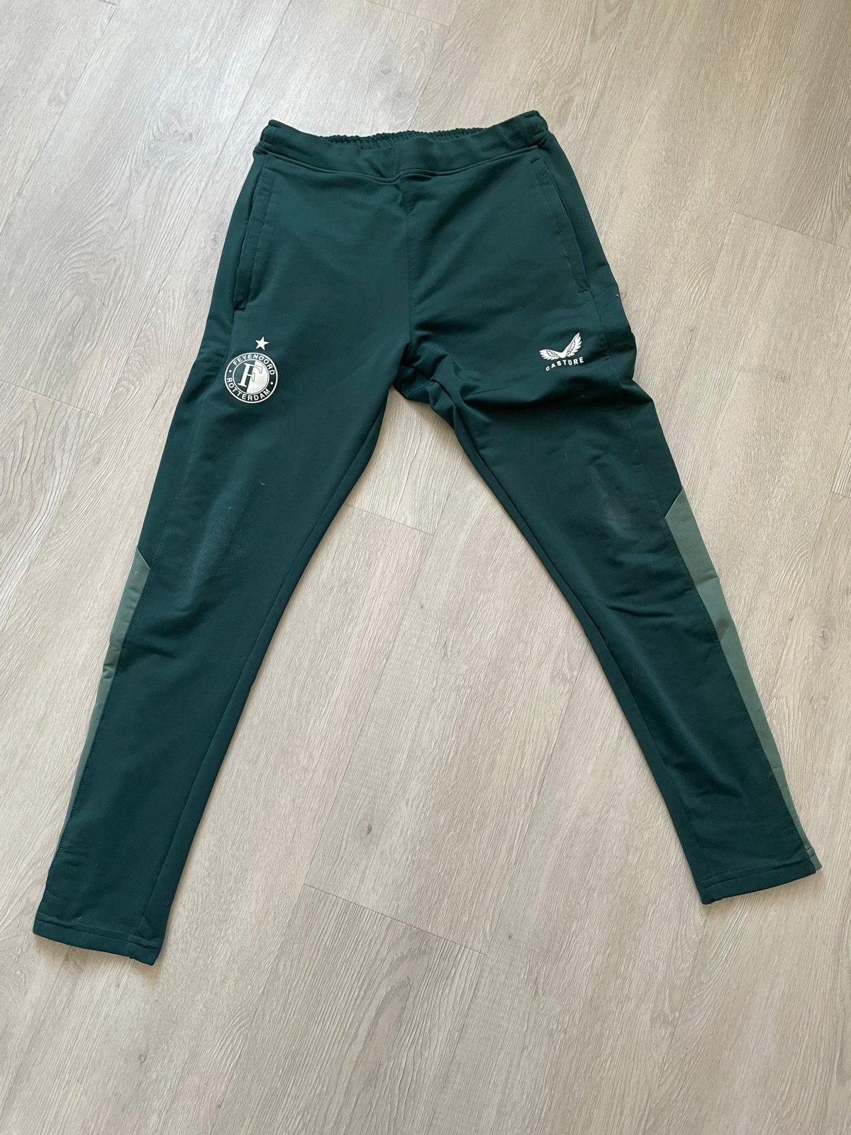 Feyenoord Castore broek groen maat 146 met ritsen, Ophalen of Verzenden, Zo goed als nieuw, Jongen of Meisje, Broek