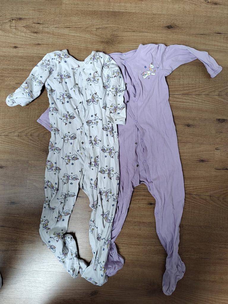 2 onesie pyjama's unicorn maat 98, Kinderen en Baby's, Kinderkleding | Maat 98, Ophalen, Gebruikt, Name It, Meisje